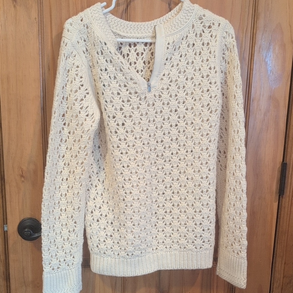 Banana Republic Cream V-Neck Sweater with Intricate Knit